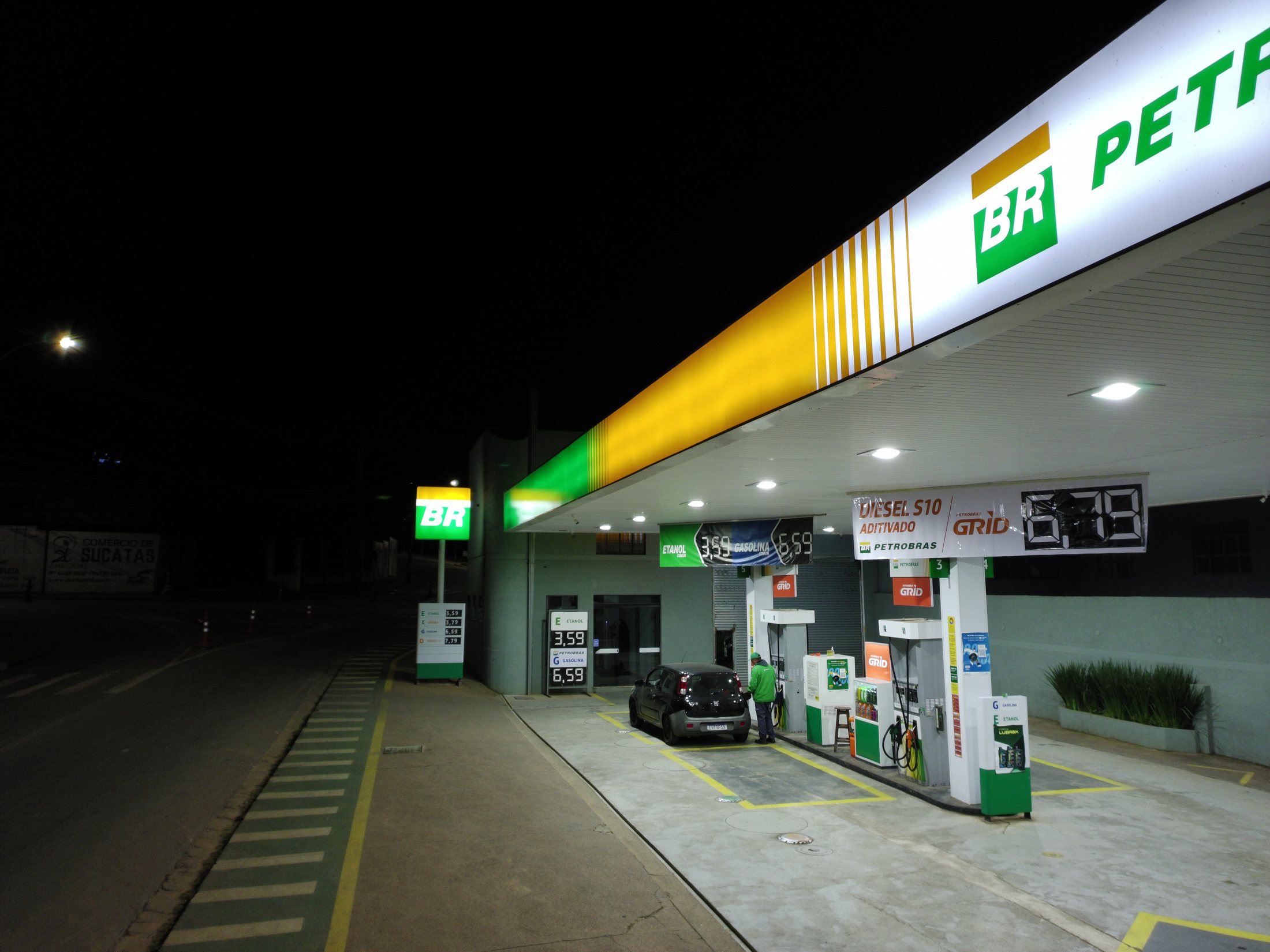 Vista aérea noturna da fachada do posto de gasolina