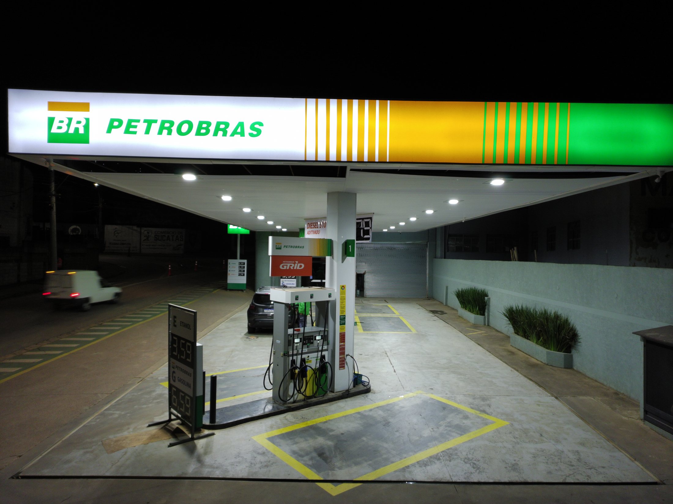 Vista aérea do posto iluminado e das bombas