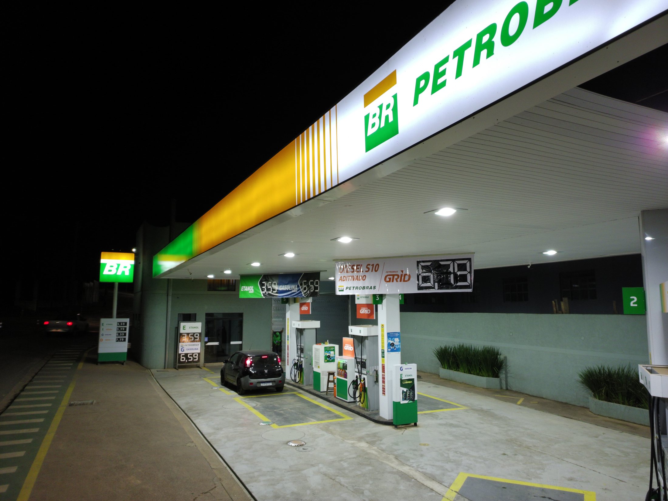 Fachada do posto de gasolina à noite