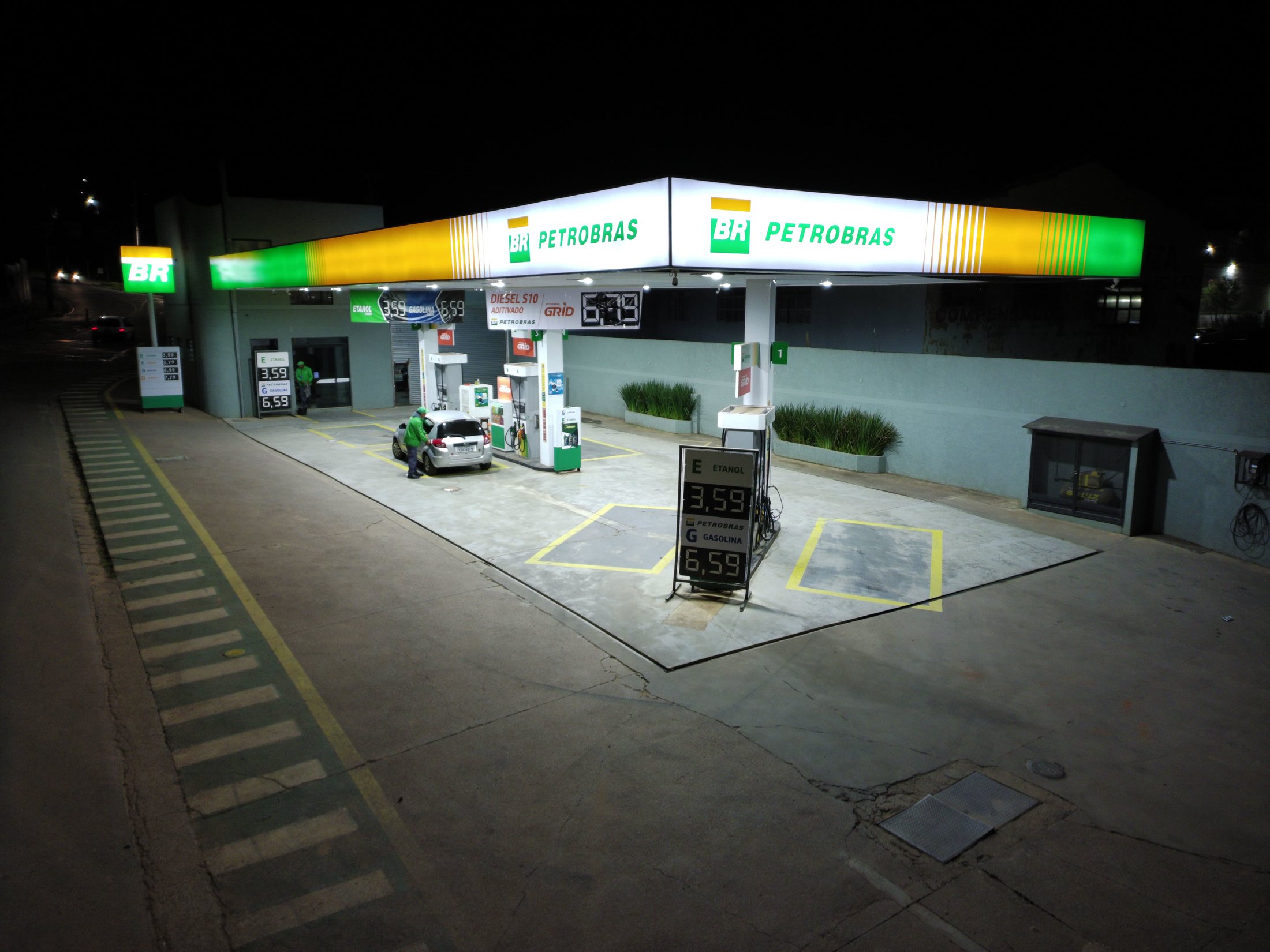 Captação aérea lateral do posto iluminado